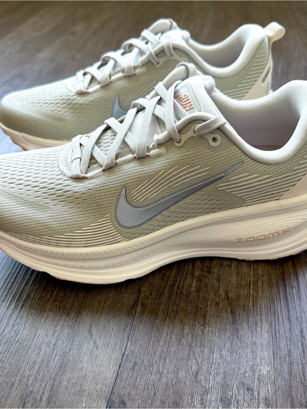 NEW Nike Vomero 18 Light Bone Metallic Silver HM6804-012 Women’s Size 8.5